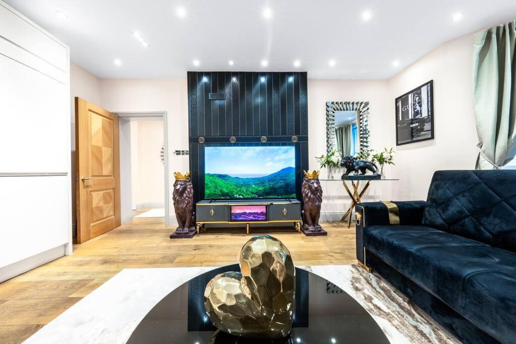 2 Bed / 2 Bath Versace In Knightsbridge Apartment *